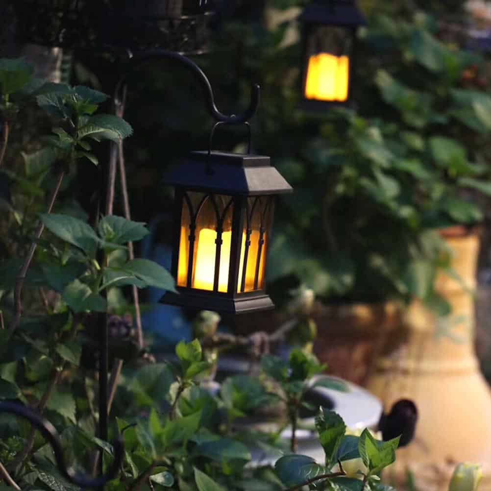 https://www.mayfield-market.com/wp-content/uploads/2019/07/Vintage-LED-Solar-Lantern-5.jpg
